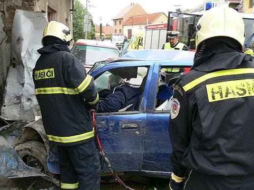 Narazil do obytného domu, tři lidé nepřežili - Bílovice