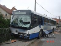 Žebřík z auta těžce zranil řidiče autobusu - Vysoké Mýto