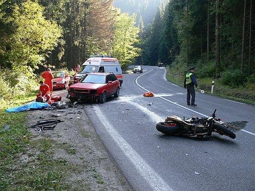 Smrtelná nehoda motorkáře po střetu s osobním vozem - Velké Karlovice