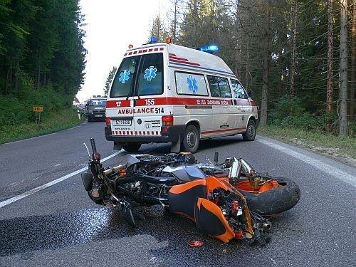 Smrtelná nehoda motorkáře po střetu s osobním vozem - Velké Karlovice