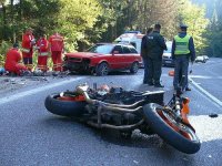 Smrtelná nehoda motorkáře po střetu s osobním vozem - Velké Karlovice