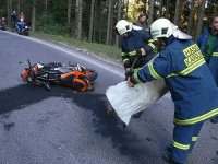 Smrtelná nehoda motorkáře po střetu s osobním vozem - Velké Karlovice