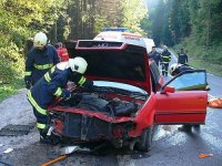 Smrtelná nehoda motorkáře po střetu s osobním vozem - Velké Karlovice