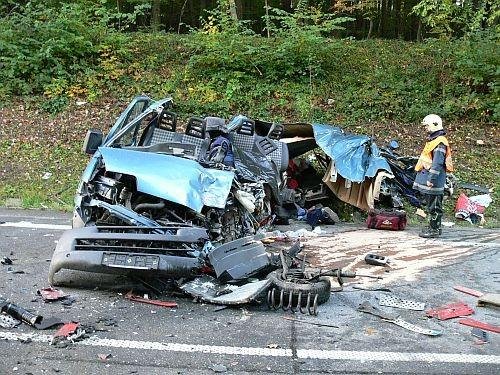 Nehoda Citroënu a nákladního vozu si vyžádala 3 mrtvé - Bystřice pod Koprníkem