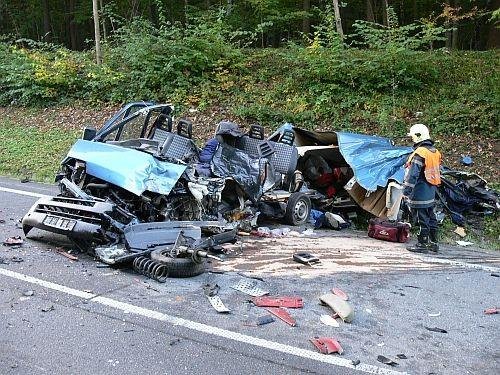 Nehoda Citroënu a nákladního vozu si vyžádala 3 mrtvé - Bystřice pod Koprníkem