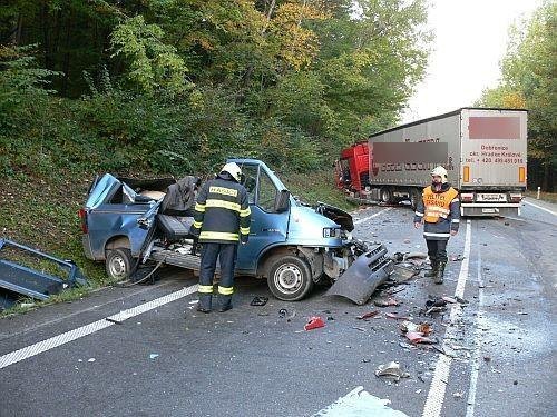 Nehoda Citroënu a nákladního vozu si vyžádala 3 mrtvé - Bystřice pod Koprníkem