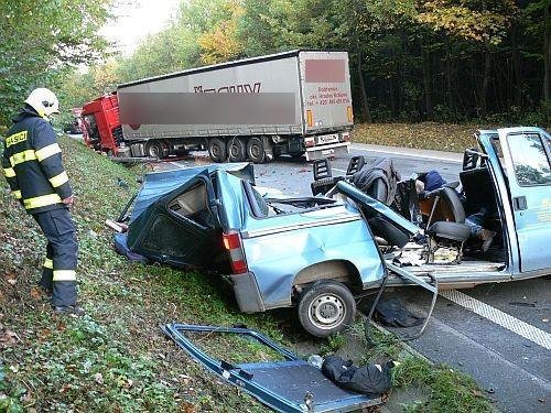 Nehoda Citroënu a nákladního vozu si vyžádala 3 mrtvé - Bystřice pod Koprníkem