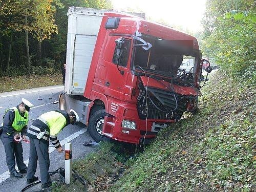 Nehoda Citroënu a nákladního vozu si vyžádala 3 mrtvé - Bystřice pod Koprníkem