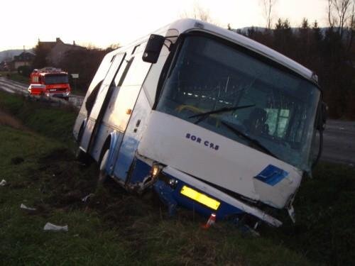 Čelní srážka linkového autobusu a osobního vozidla - Kopřivnice, Nový Jičín