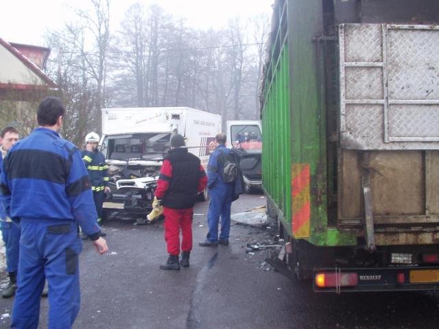 Nehoda dodávkového a nákladního automobilu - Dolní Dobrouč