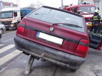 Auto přerazilo semafor a zranilo chodce