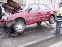 Auto přerazilo semafor a zranilo chodce - Brno