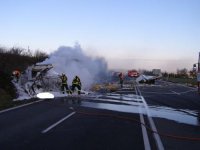 Čelní střet dodávky s kamionem, 2 mrtví - Starý Jičín