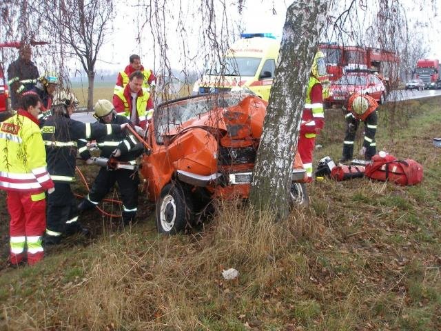 Náraz do stromu zdemoloval Škodovku - Roudnice, Obědovice