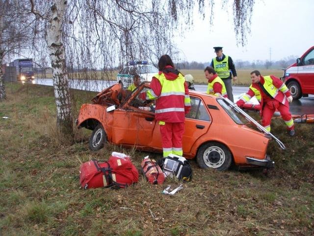 Náraz do stromu zdemoloval Škodovku - Roudnice, Obědovice