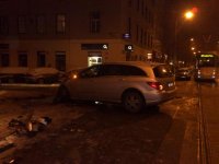 Mercedes vs. tramvaj - Praha 2, křižovatka Korunní a 