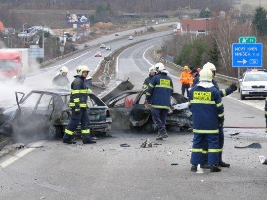 Při dopravní nehodě uhořel řidič - Mníšek pod Brdy