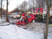 Po nárazu do stromu zemřela spolujezdkyně