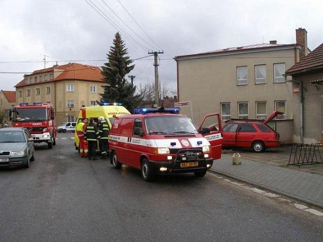 Vůz zbořil telefonní budku - Černožice