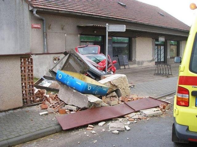 Vůz zbořil telefonní budku - Černožice