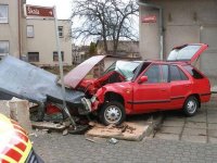 Vůz zbořil telefonní budku - Černožice