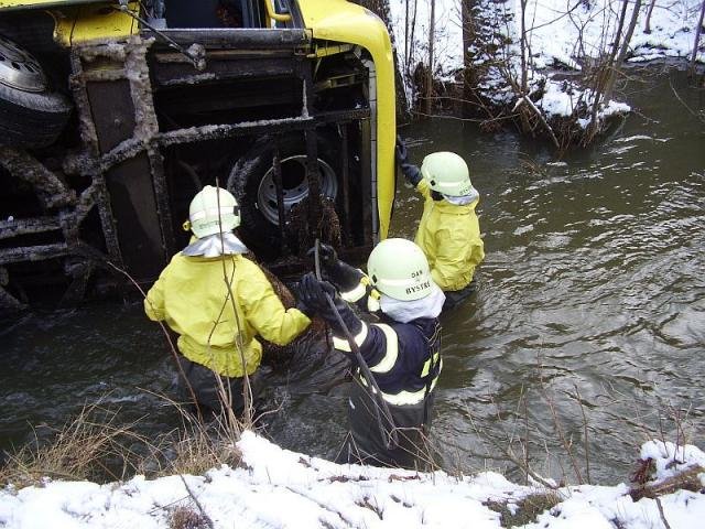 Potok nerušeně protékal autobusem - Svojanov, Hamry