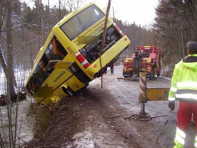 Potok nerušeně protékal autobusem - Svojanov, Hamry