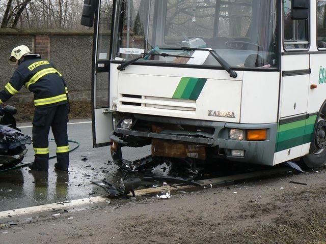 Žena nepřežila čelní střet s autobusem - Zbůch