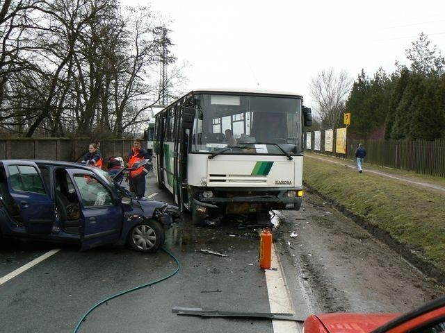 Žena nepřežila čelní střet s autobusem - Zbůch