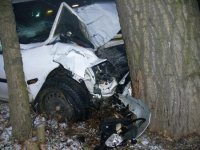 Silně podnapilý řidič zdemoloval vozidlo o strom