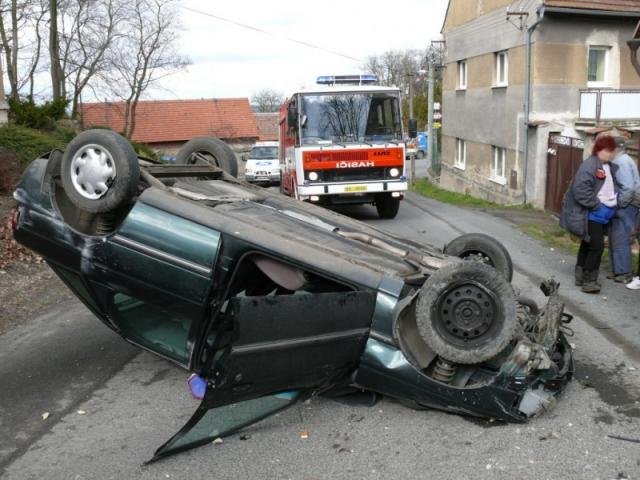 Ford Escort skončil na střeše - Drnov