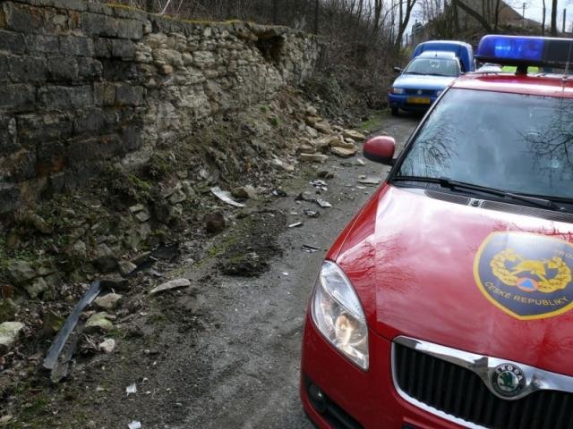 Ford Escort skončil na střeše - Drnov