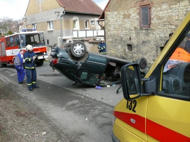 Ford Escort skončil na střeše - Drnov