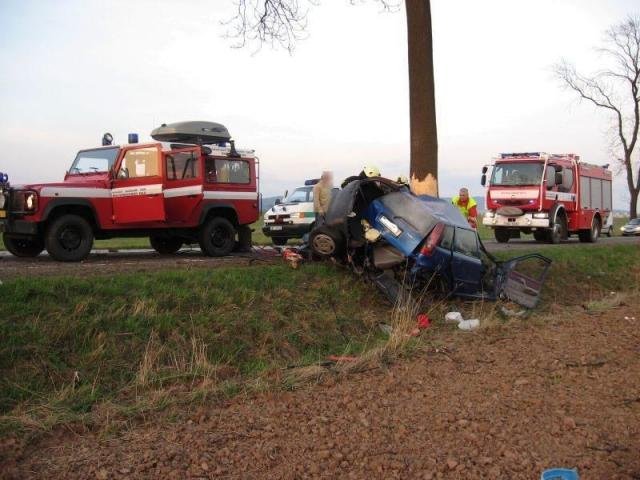 Čelní náraz do stromu nepřežil řidič Fiatu - Pěkov, Broumov