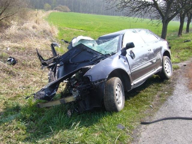 Po nehodě Audi A3 zemřel spolujezdec - Kelč, Všechovice