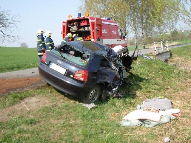 Po nehodě Audi A3 zemřel spolujezdec - Kelč, Všechovice