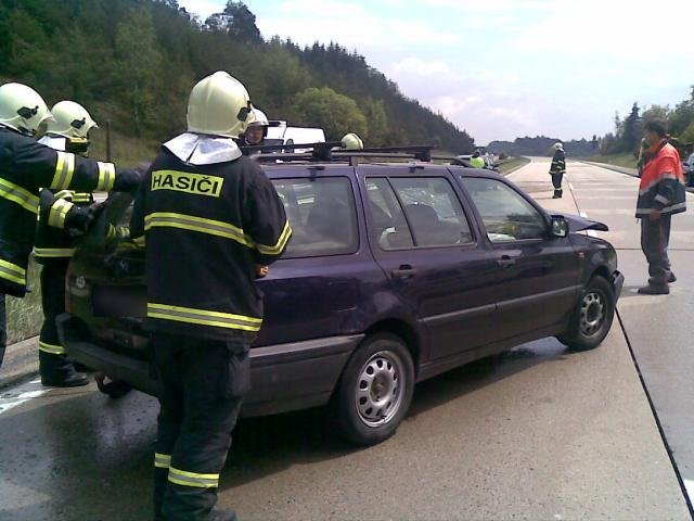 Na mokré D1 se opět bouralo - Velké Meziříčí D1 148km směr B