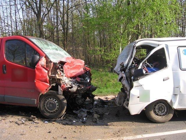 Dva mrtví po čelním střetu dvou dodávek - Stříbro, Benešovice