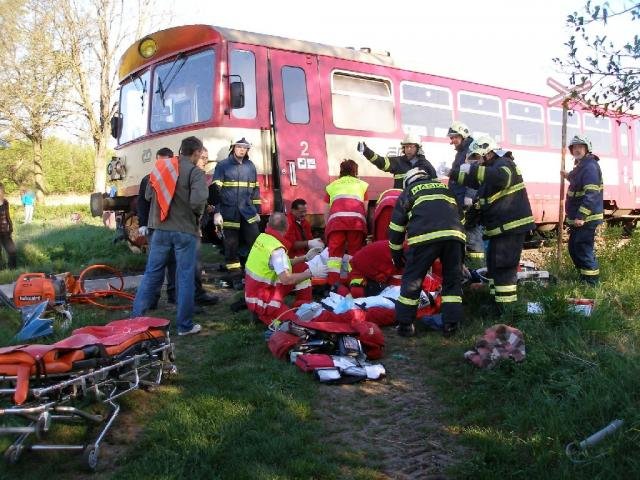 Motorový vlak zdemoloval Škodu Favorit - Chlumec nad Cidlinou, Nový Byd