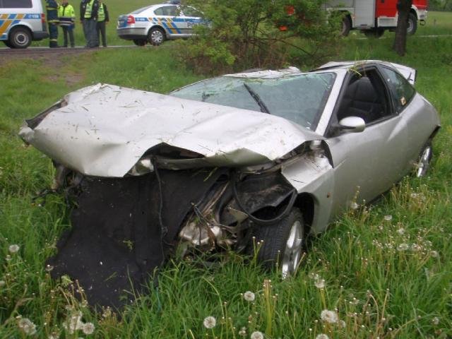 Vozidlo skončilo v poli na střeše - Valašské Klobouky, Lipina