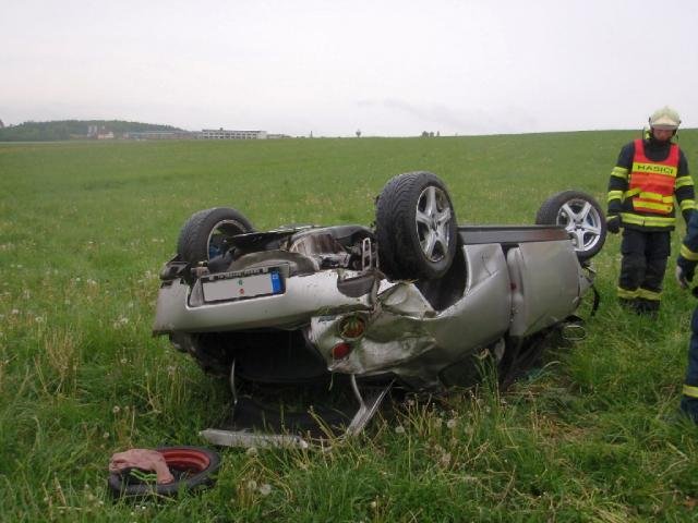 Vozidlo skončilo v poli na střeše - Valašské Klobouky, Lipina