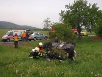 Vozidlo skončilo v poli na střeše - Valašské Klobouky, Lipina