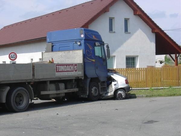 Nákladní auto slisovalo Škodu Felicii - Staré Ždanice