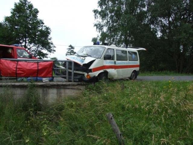 Sanitka narazila do zábradlí - Náchod, Červený Kostelec