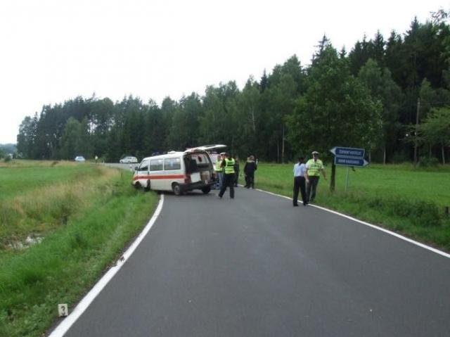 Sanitka narazila do zábradlí - Náchod, Červený Kostelec