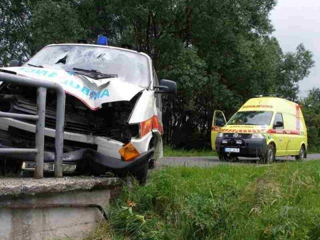 Sanitka narazila do zábradlí - Náchod, Červený Kostelec