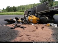 Motorkář zemřel po srážce se Škodou Forman