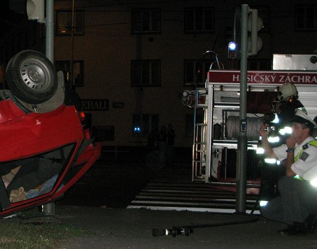 Taxi - Škoda Octavia vs. starý červený Seat - Praha 10 - Nad Olšinami