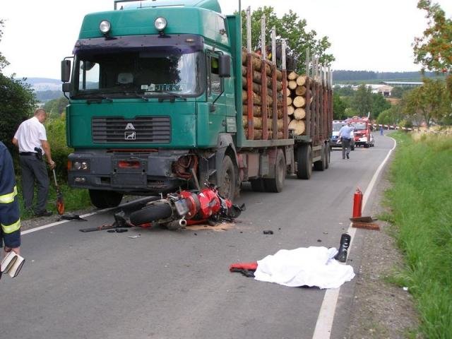 Motorkář nepřežil náraz do náklaďáku - Libákov