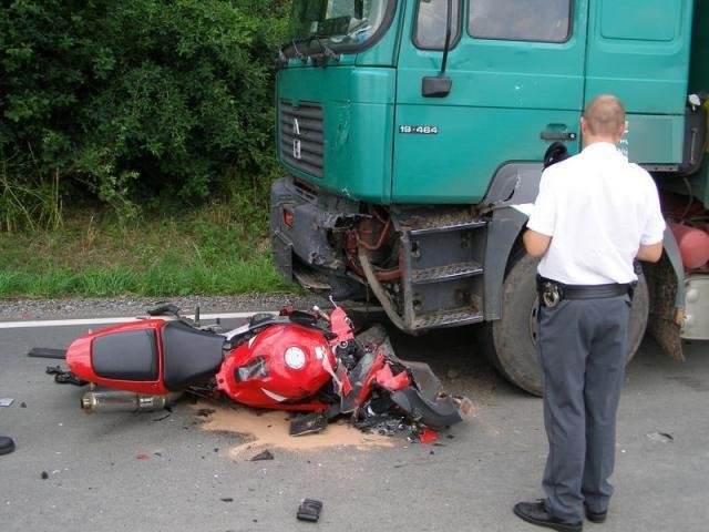 Motorkář nepřežil náraz do náklaďáku - Libákov